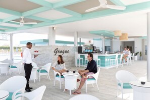 3 bars/lounges, 2 swim-up bars, 2 poolside bars - Hotel Riu Palace Boavista - All Inclusive (Boa Vista)