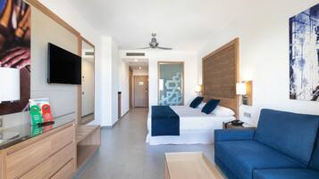 Minibar (con algunos artículos gratuitos) y caja fuerte