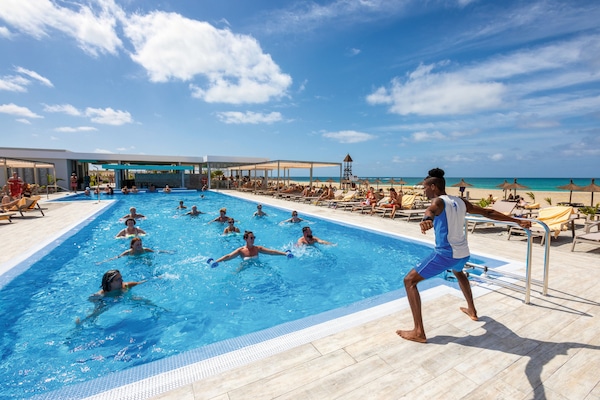 3 outdoor pools, pool umbrellas, pool loungers