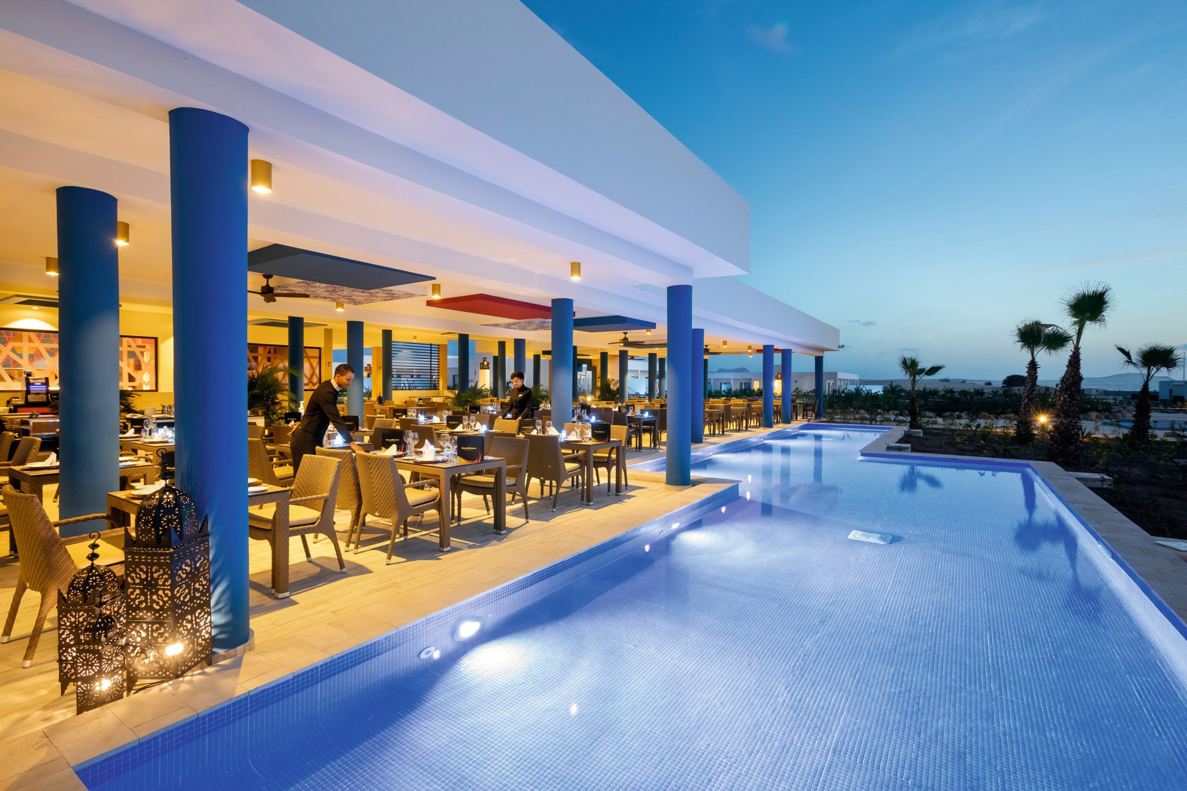 4 restaurants, breakfast, lunch, dinner served; Fusion cuisine 