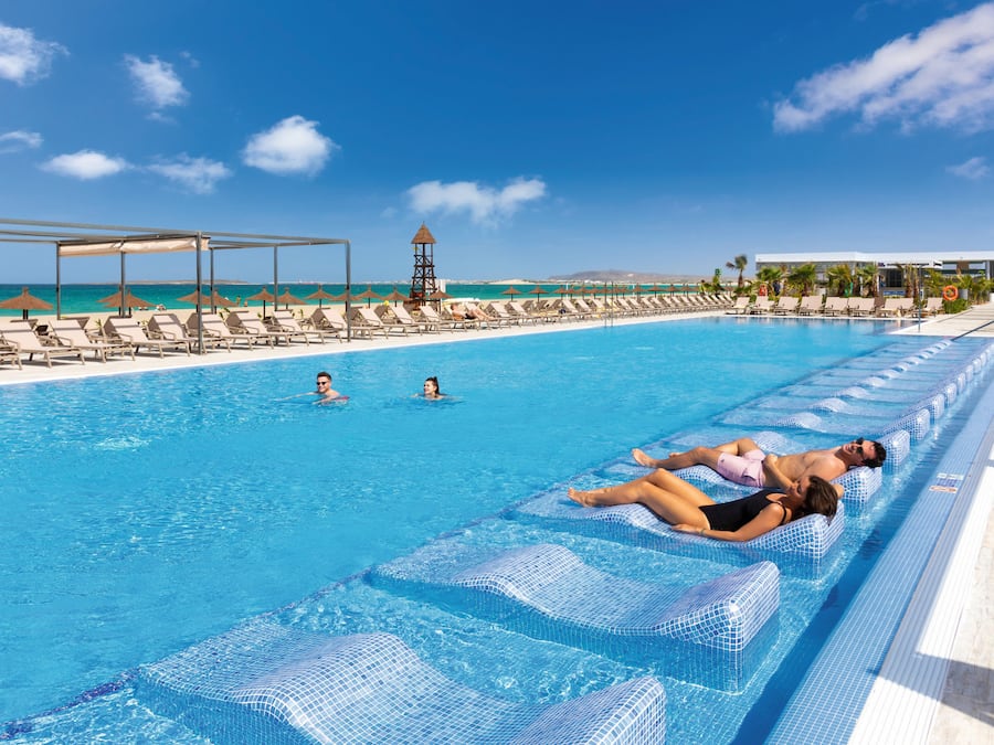 3 utendørsbassenger, bassengparasoller og solsenger