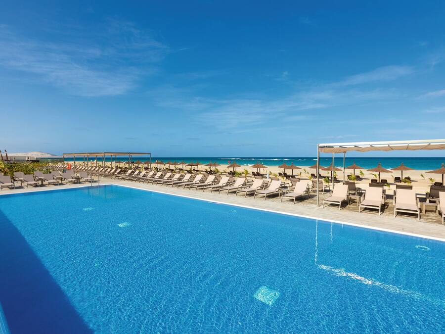 3 piscinas al aire libre, sombrillas, tumbonas