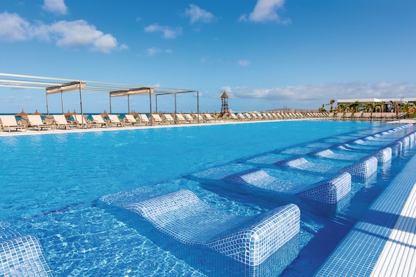 3 outdoor pools, pool umbrellas, pool loungers