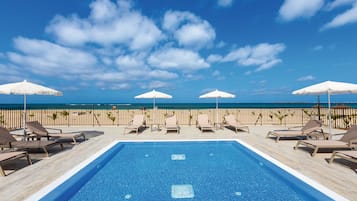 3 buitenzwembaden, parasols voor strand/zwembad