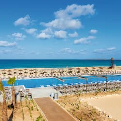 Accommodatie ligt op het strand, ligstoelen, parasols, snorkelen