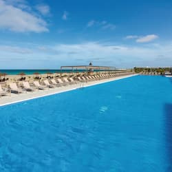 3 outdoor pools, pool umbrellas, pool loungers