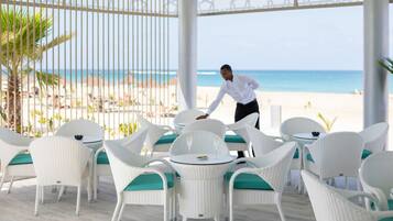 3 bar/lounge, 2 bar sull'acqua, 2 bar a bordo piscina