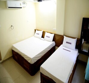 Family Room, 1 Double Bed | In-room safe, desk, free WiFi - Hotel Shubhanga Residency (Srikalahasti)