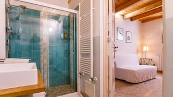 Dusche, kostenlose Toilettenartikel, Bidet, Handtücher