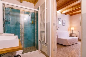 Shower, free toiletries, bidet, towels - B&B Casa Probo (Tricase)