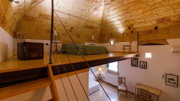 Hochwertige Bettwaren, Schreibtisch, schallisolierte Zimmer, Babybetten