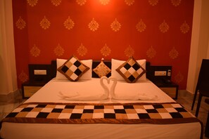 Habitación superior, 1 cama matrimonial | Escritorio, insonorización, tabla de planchar con plancha y wifi gratis