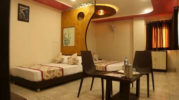 Habitación superior, 1 cama doble | Escritorio, sistema de insonorización, tabla de planchar con plancha