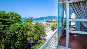 A balcony with a view of a beach and cityscape. - Y Linh Hotel (Quy Nhon)