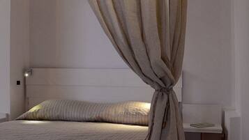 Dreibettzimmer | Schreibtisch, schallisolierte Zimmer, kostenlose Babybetten