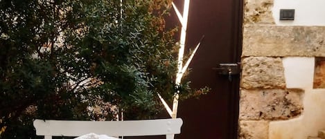 Shower, rainfall showerhead, free toiletries, bidet