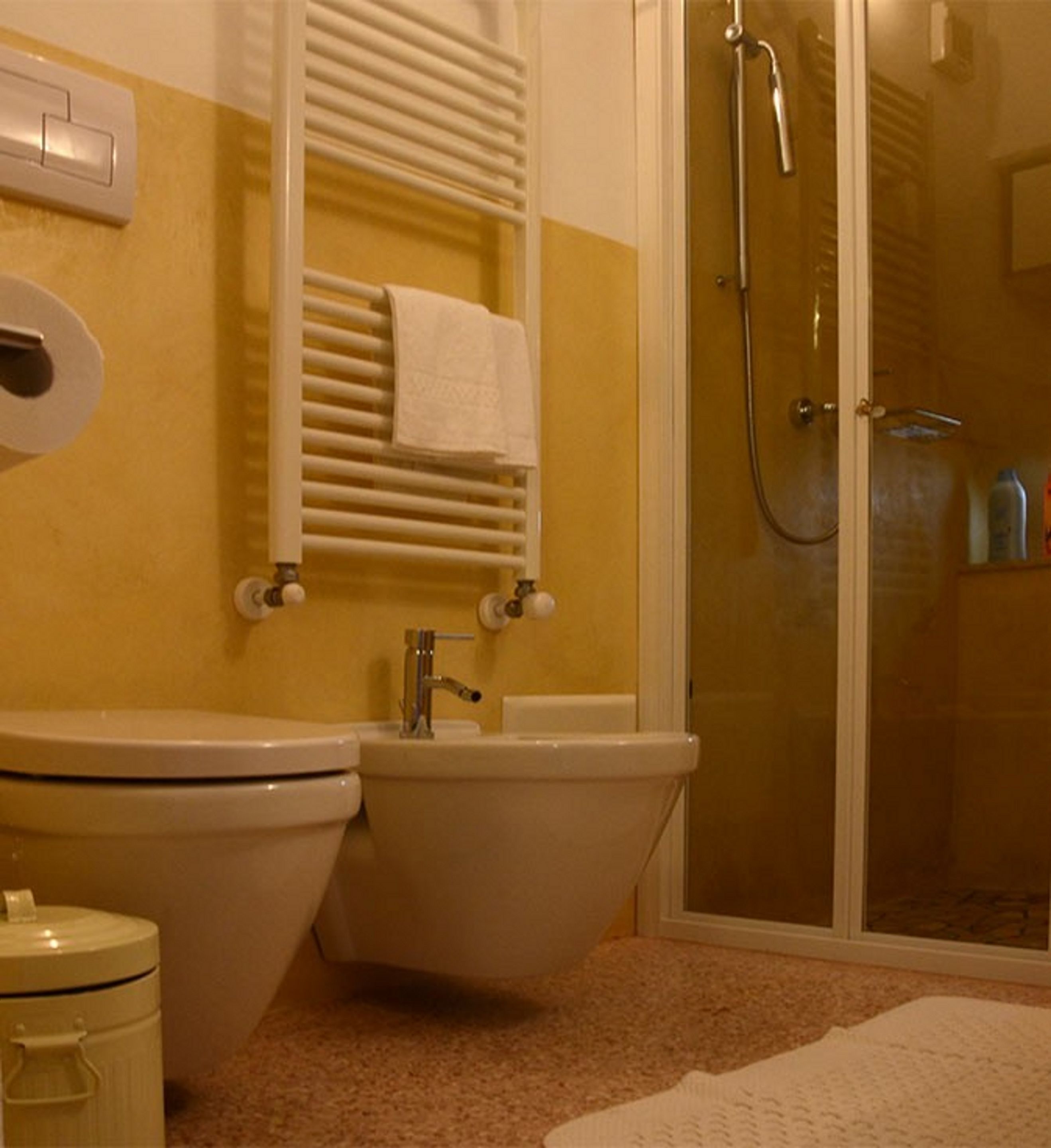 Camera tripla | Bagno | Doccia, soffione a pioggia, set di cortesia gratuito, bidet