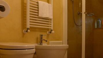 Camera tripla | Bagno | Doccia, soffione a pioggia, set di cortesia gratuito, bidet