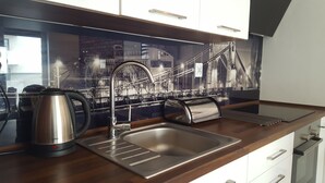 コンフォート アパートメント 1 ベッドルーム バルコニー | 専用キッチン | 冷蔵庫、オーブン、コンロ、食器洗い機