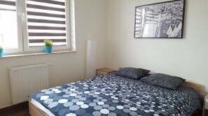 Apartamento Confort, 1 habitación, balcón | 1 dormitorio, escritorio, tabla de planchar con plancha y wifi gratis