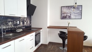 Apartamento Confort, 1 habitación, balcón | Cocina privada | Frigorífico, horno, placa de cocina y lavavajillas