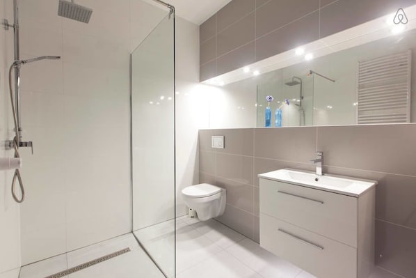 Deluxe-Apartment, 1 Schlafzimmer, Balkon | Badezimmer | Dusche, kostenlose Toilettenartikel, Haartrockner, Shampoo