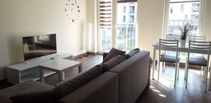 Apartamento Deluxe, 1 habitación, balcón | Zona de estar | Una televisión de pantalla plana