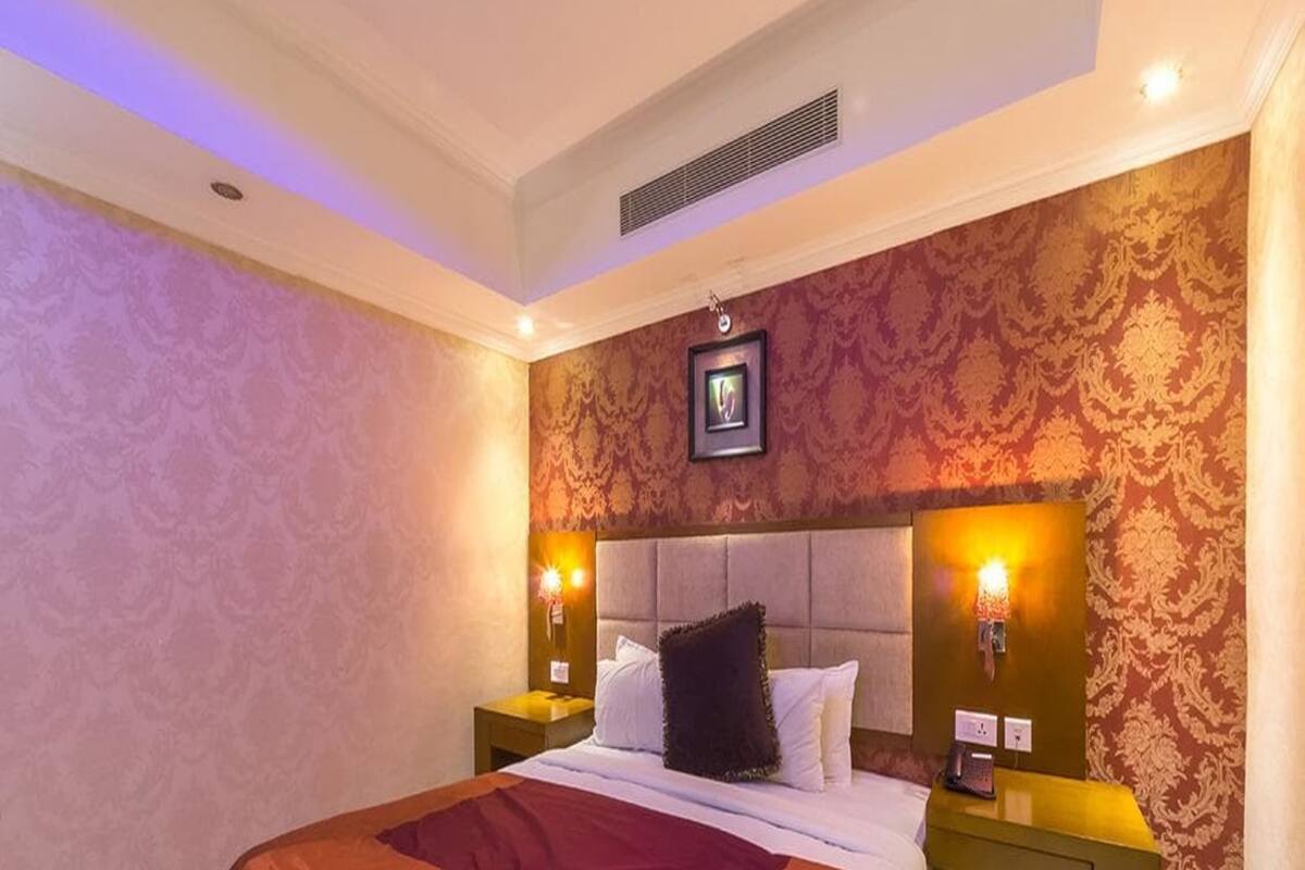 Phòng Deluxe, 1 giường đôi | Bàn, truy cập Internet không dây miễn phí