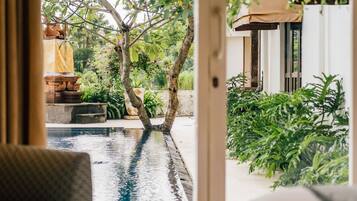 Habitación superior, vista a la alberca | Minibar, caja de seguridad en la habitación y escritorio