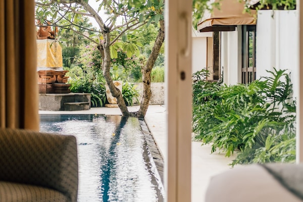 Kamar Superior, pemandangan kolam renang | Minibar, brankas, meja kerja, dan kedap suara