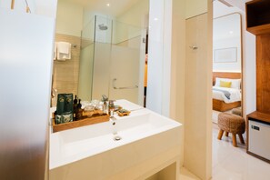 Shower, free toiletries, hair dryer, towels - Umpadhi Canggu Hotel (Canggu)