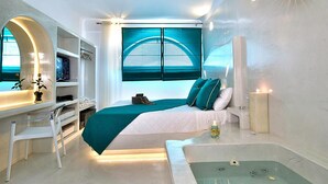Un dormitorio moderno con cama, escritorio y bañera.