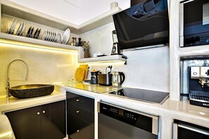 Grand réfrigérateur, micro-ondes, four, plaque de cuisson