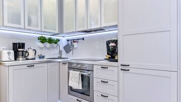Apartamento romántico, 1 habitación | Cocina privada | Frigorífico grande, microondas, horno y placa de cocina