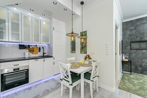 Luxury Apartment | Private kitchen | Full-sized fridge, microwave, oven, stovetop