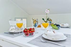 Design-ullakkohuoneisto (B) | Italialaiset Frette-lakanat, ylelliset vuodevaatteet, untuvapeitot