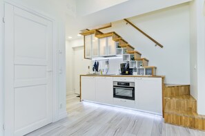 Refrigerador con freezer, microondas, horno, placa de cocina