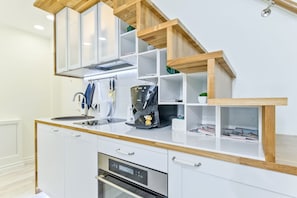 デザイン ロフト (E) | 専用キッチン | 大型冷蔵庫、電子レンジ、オーブン、コンロ