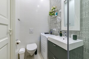 Luksushuoneisto | Kylpyhuone | Suihku, sadesuihkupää, ilmaiset hygieniatuotteet, hiustenkuivaaja