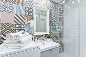 Design Loft (D) | Bathroom shower - Harbor Black Pearl Apartments (Tallinn)