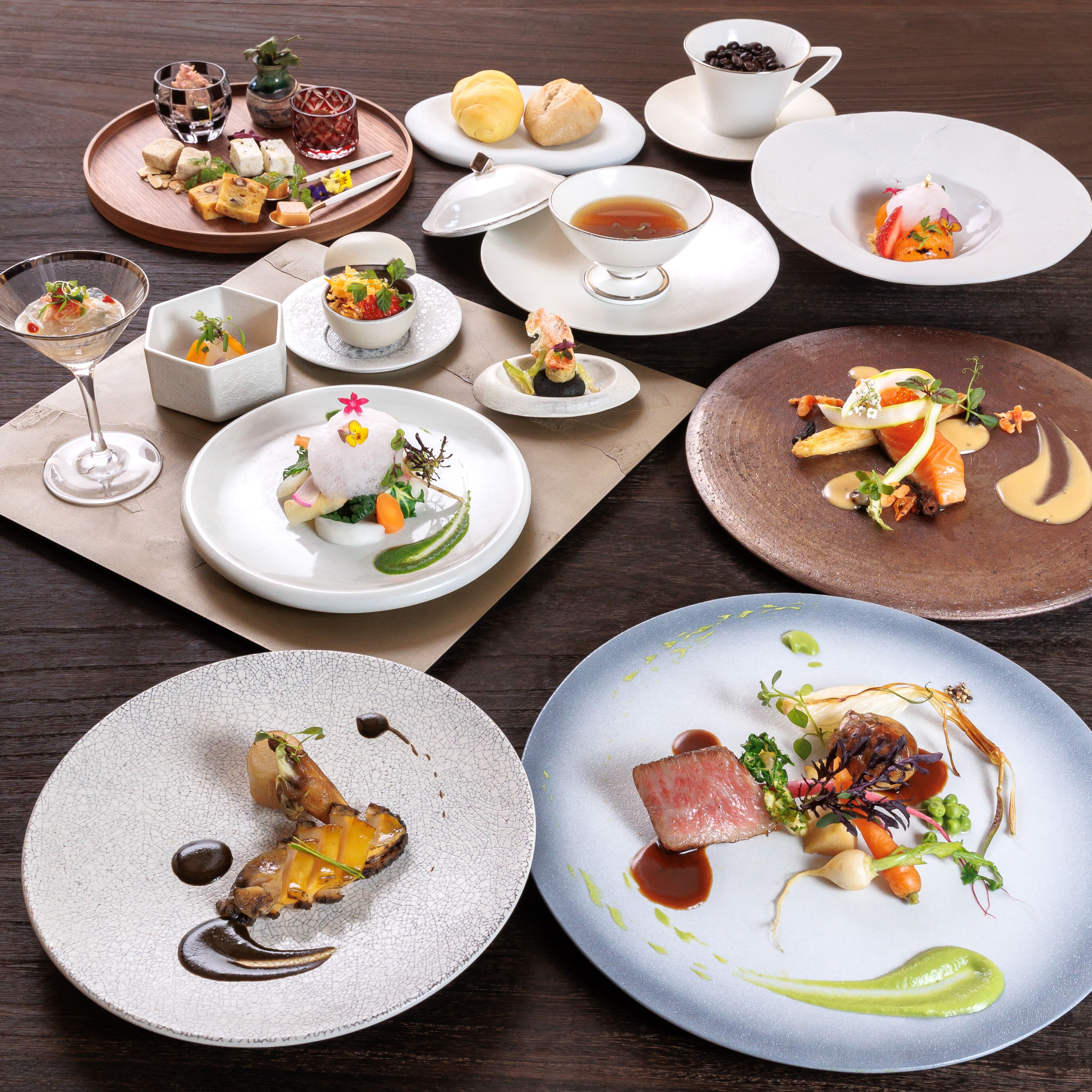 Une variété de plats disposés sur une table en bois, ce qui évoque un repas.