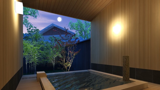 Ein modernes Spa mit Holzinneneinrichtung, einer Whirlwanne und Blick auf ein traditionelles Gebäude sowie Bäume.
