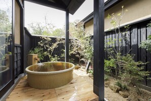 Suite (Room B) | Badkamer | Gratis toiletartikelen, een haardroger, pantoffels