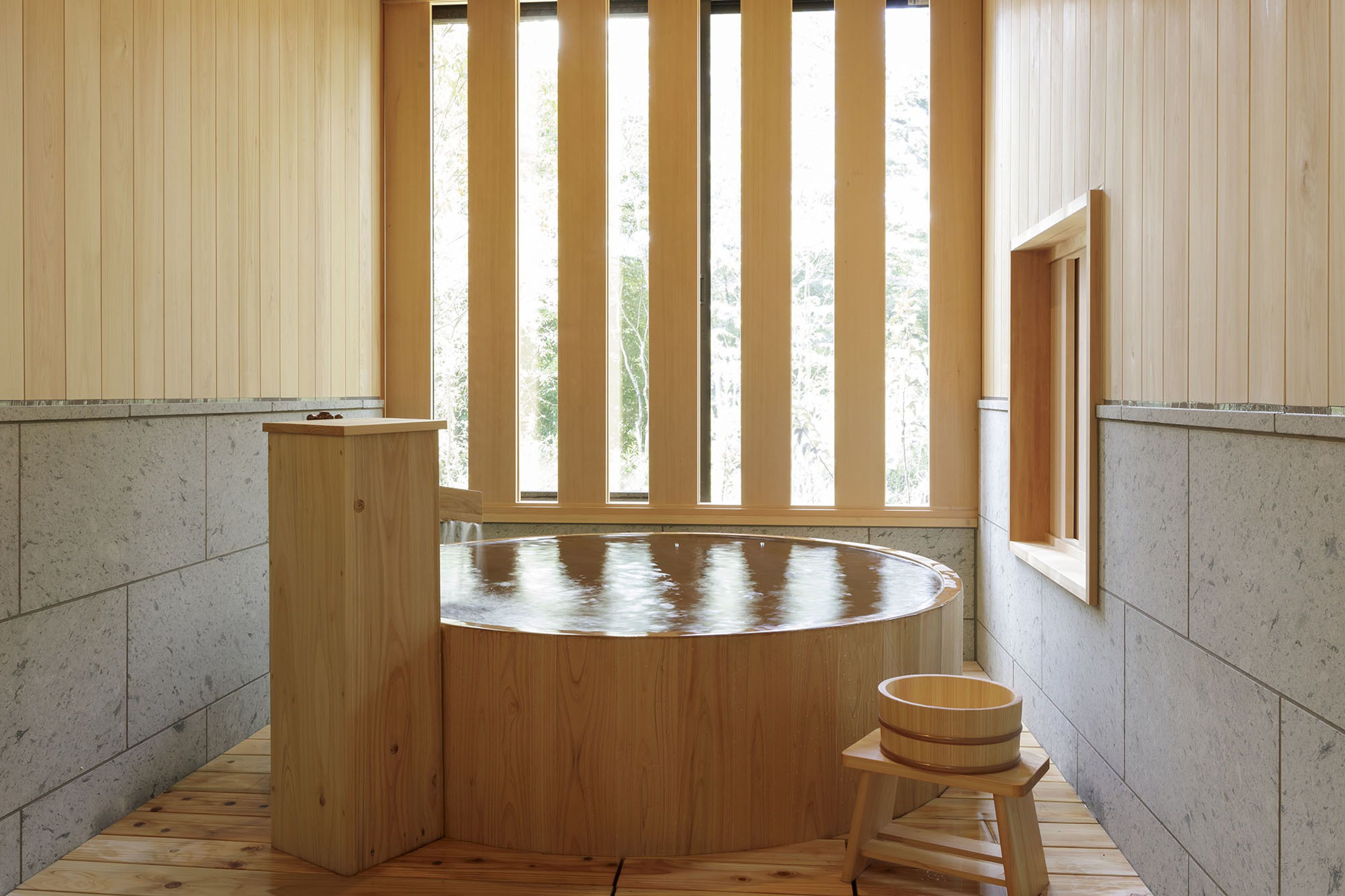 套房 (Room A) | 浴室 | 免费洗浴用品、吹风机、拖鞋、电子马桶