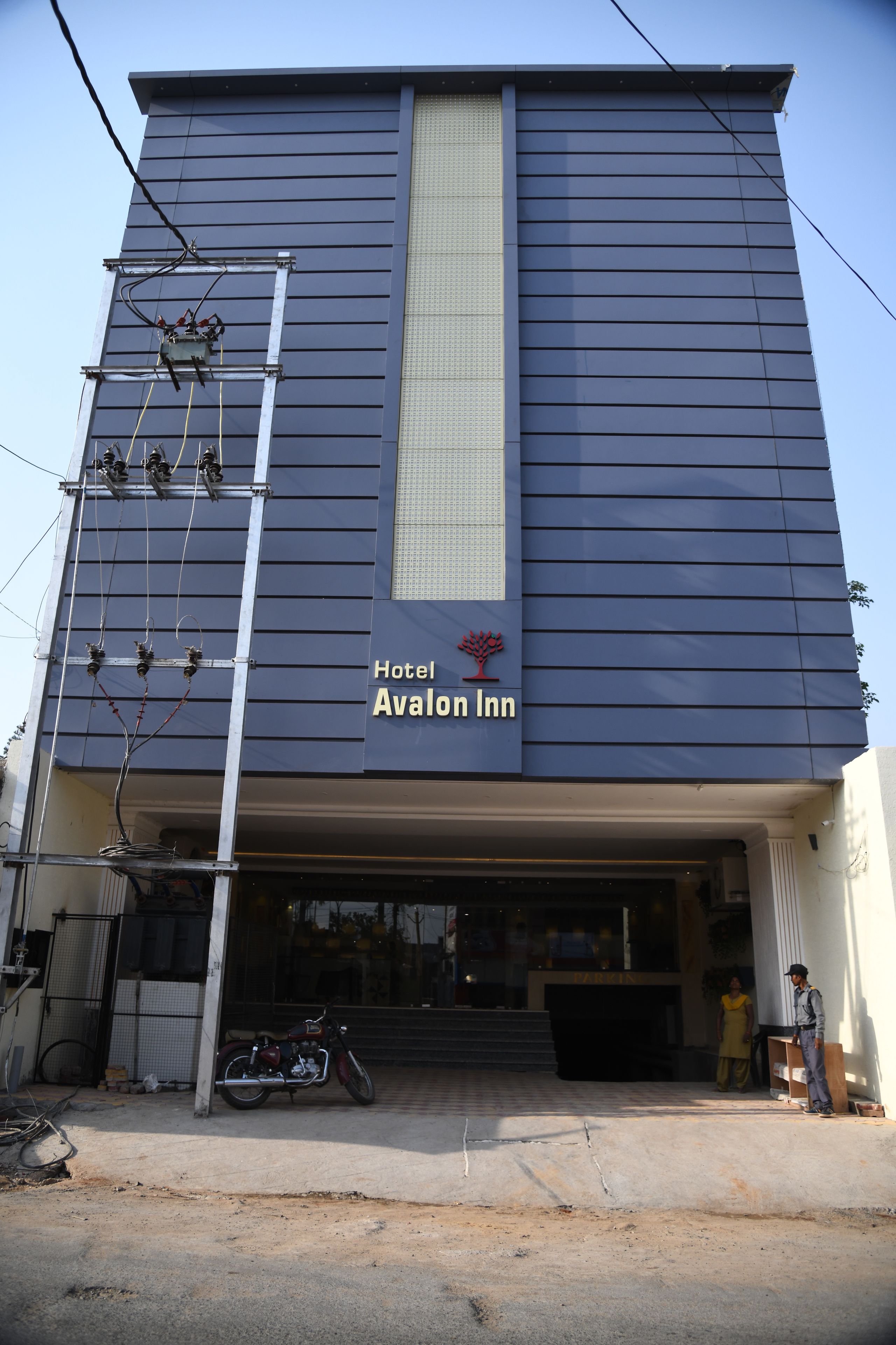 A building with a sign for 'Hotel Avalon Inn'.