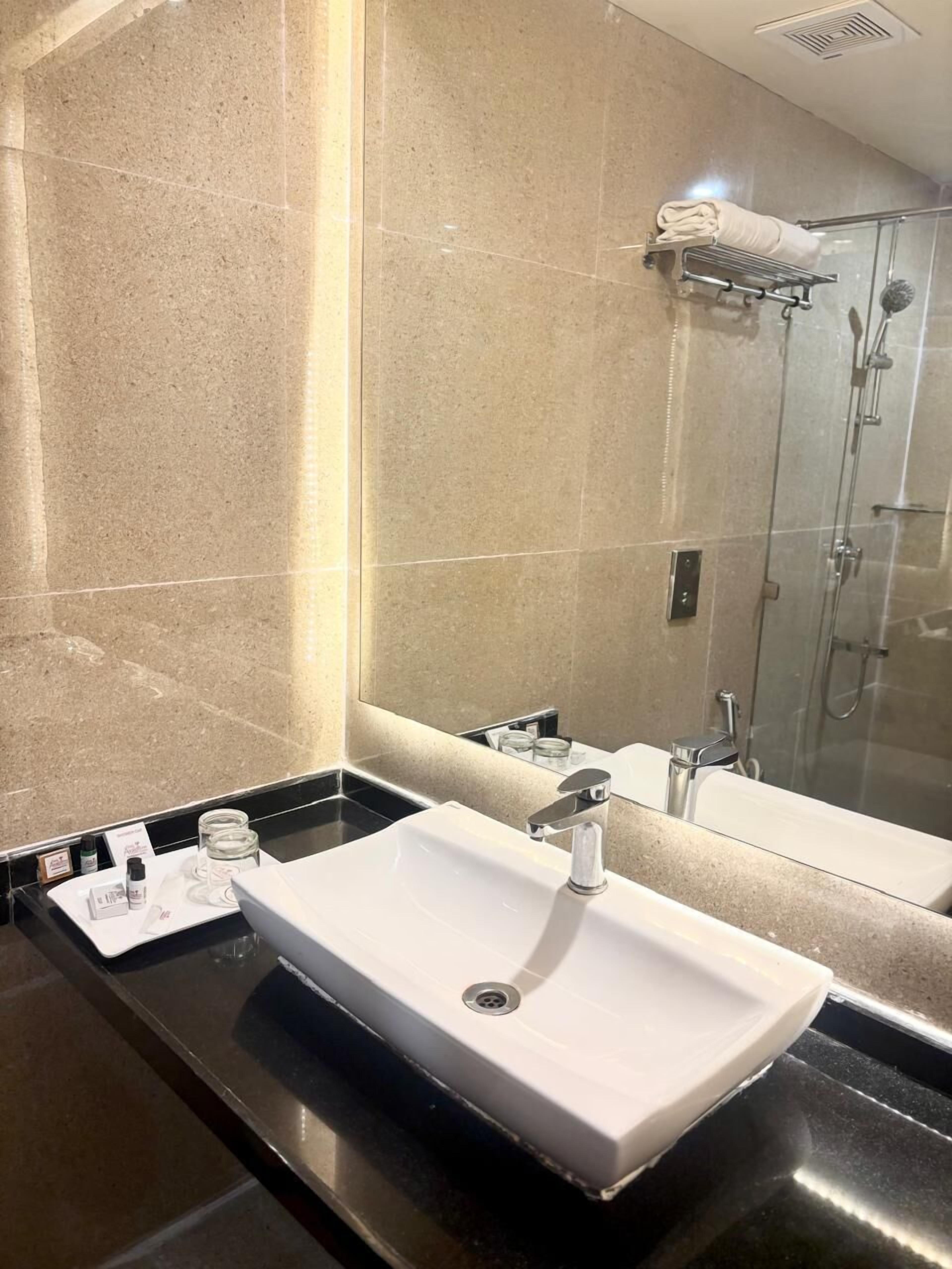 Presidentiële suite | Badkamer | Een douche, gratis toiletartikelen