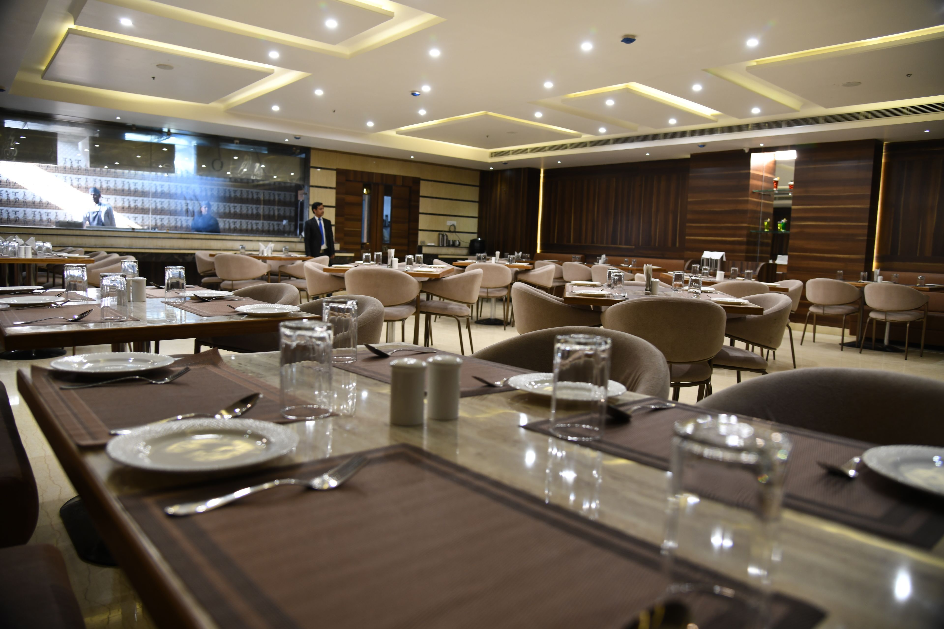 Breakfast, dinner, brunch served; international cuisine 