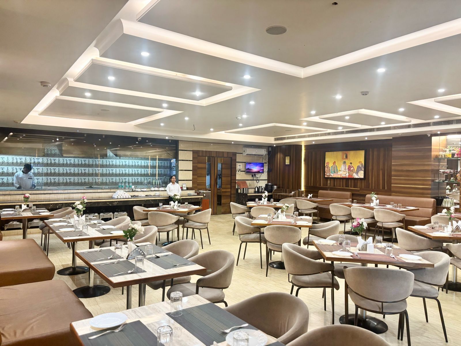 朝食、ディナー、ブランチに営業 (多国籍料理)