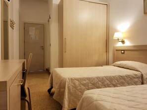 Standard-Doppel- oder -Zweibettzimmer, Balkon | Schreibtisch, Babybetten, kostenloses WLAN