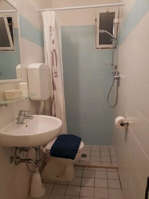 Economy-Doppelzimmer | Badezimmer | Dusche, kostenlose Toilettenartikel, Haartrockner, Bidet